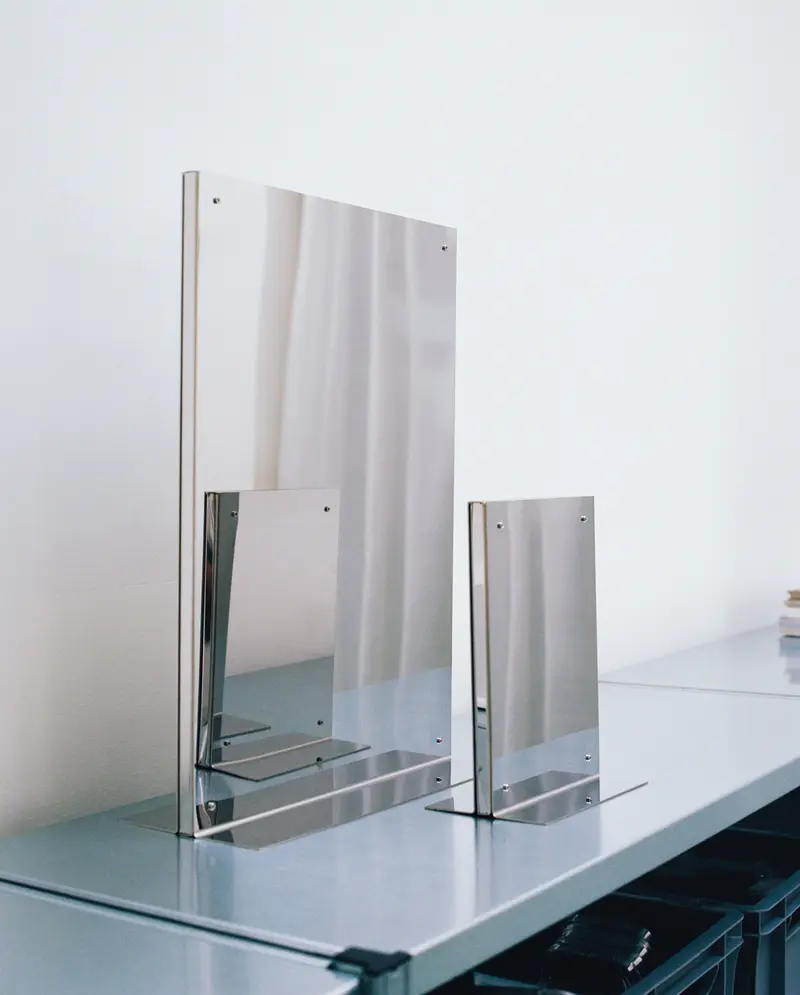 Flat Mirror Medium